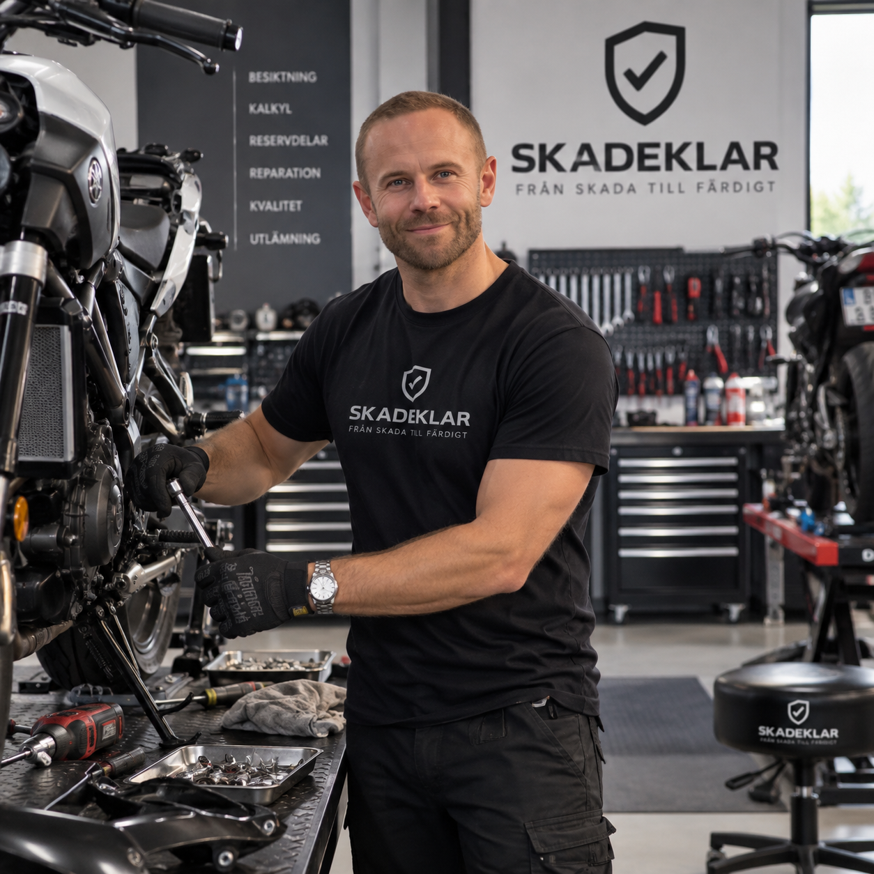 Marcus Wictorsson i verkstaden med verktyg vid en motorcykel.